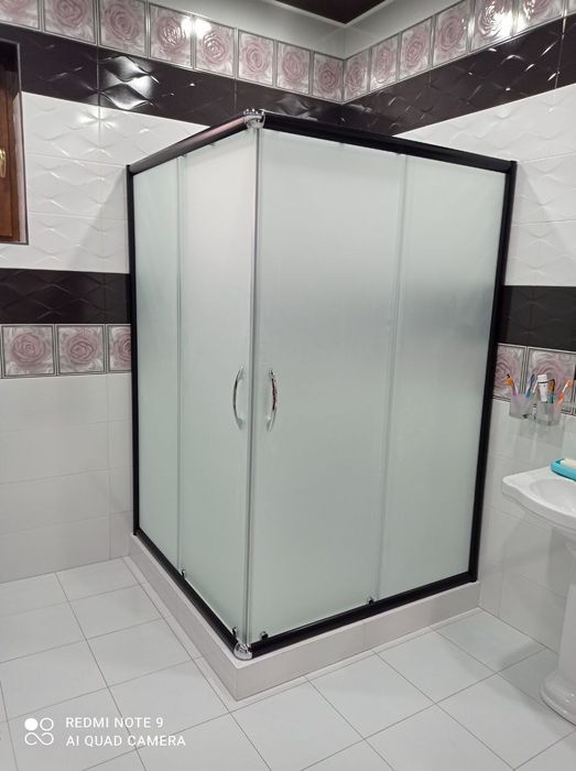 Стеклянные душевые кабины