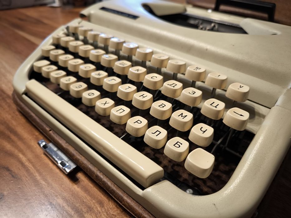 Максимално запазена Maritsa 11 (Марица 11) пишеща машина с калъф, идеа