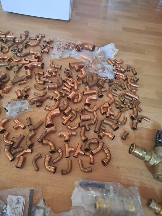 Fitinguri 130 buc  de cupru presare si robinete