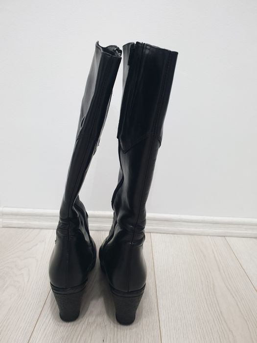 Vând cizme de piele îmblănite