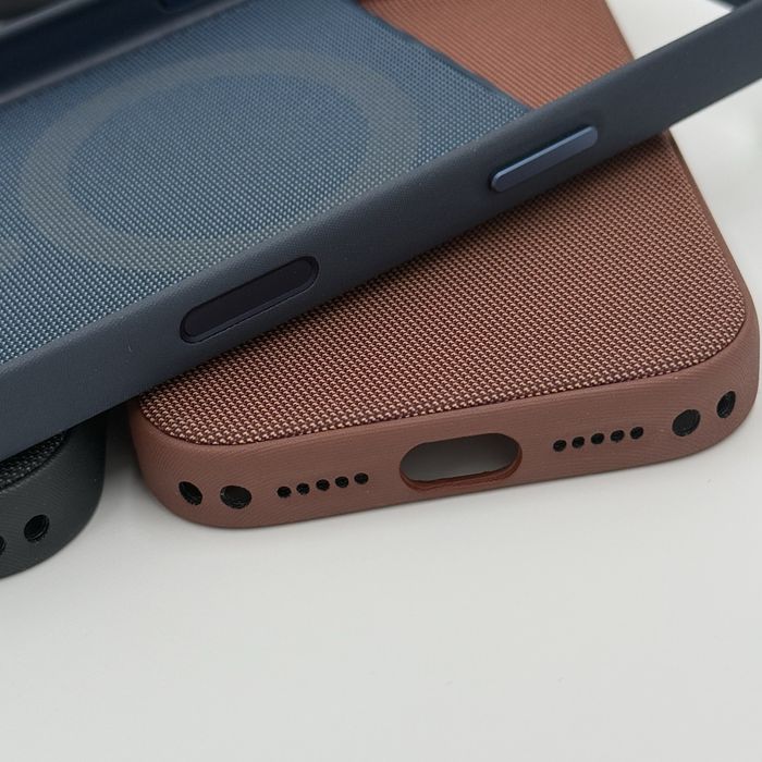 КОМБО: Techwoven калъф с лого + връзка Crossbody Strap за iPhone 17 Pro и 17 Pro Max