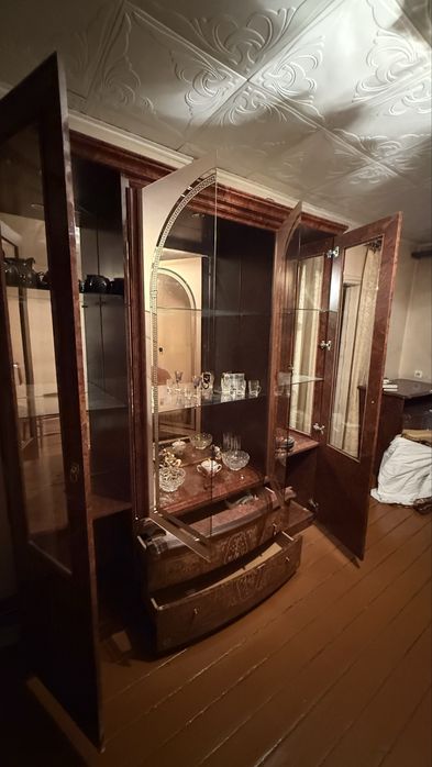 Продается классический сервант (витрина)