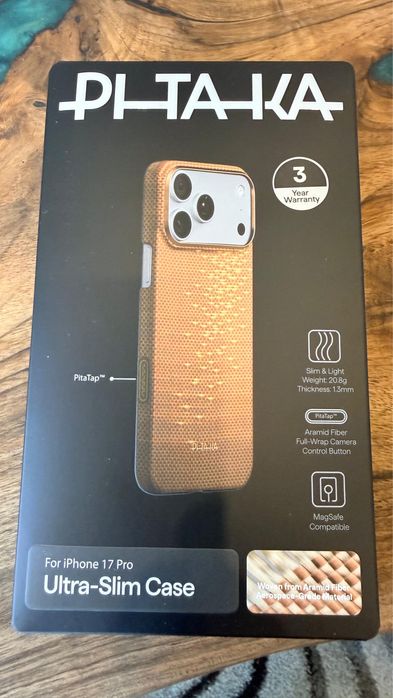 Husa Husa Pitaka iPhone 17 Pro  Ultra-Slim, Golden Glint (PitaTap