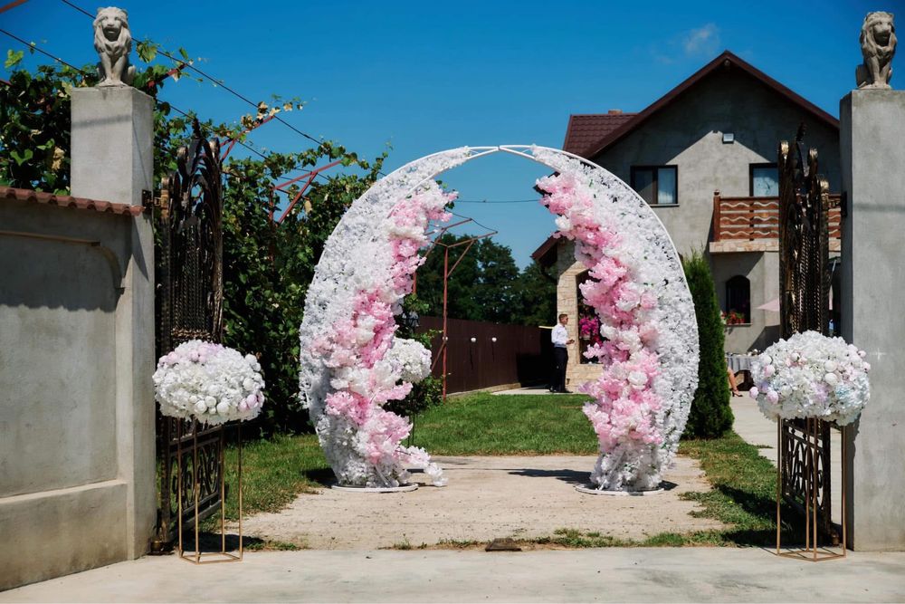 Arcada din flori artificiale