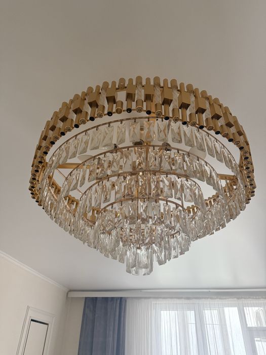 Люстра, диван,холодилник