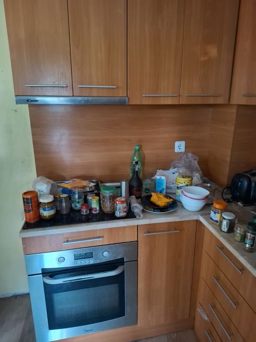 Оборудвана ъглова кухня