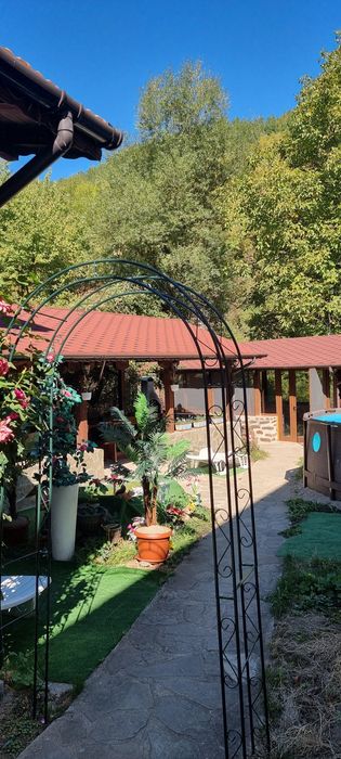 Къща (Граничи със река и планина!)