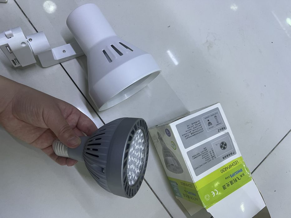 Продается LED трековые светильник с лампой