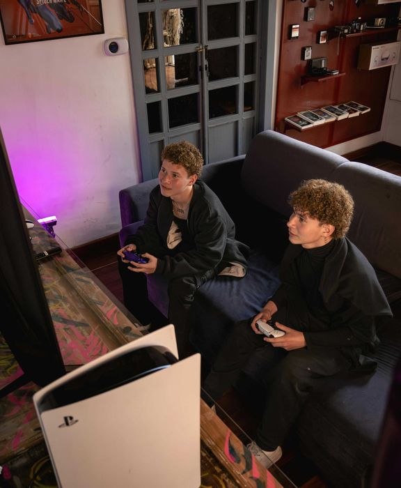 Inchiriez PS5 + FIFA 26 (FC 26) + 2 controllere pe Weekend sau Zilnic, Playstation in Bucuresti