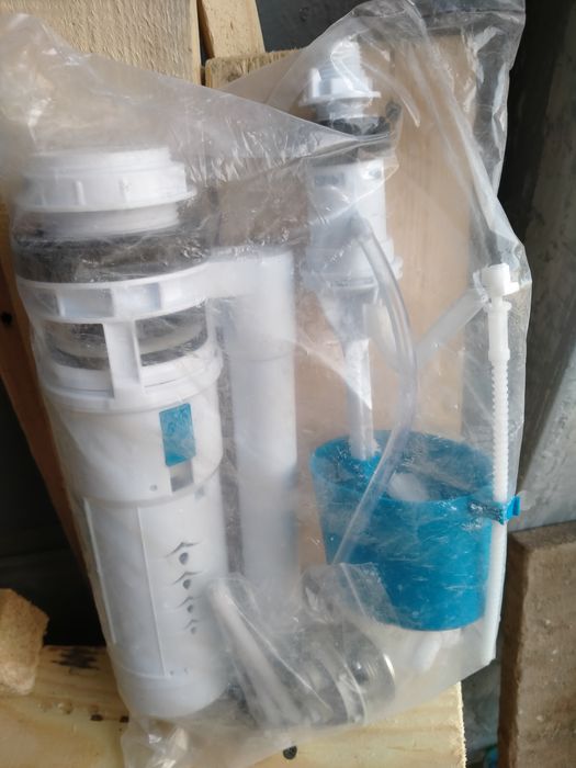 Унитазное смывное устройство.