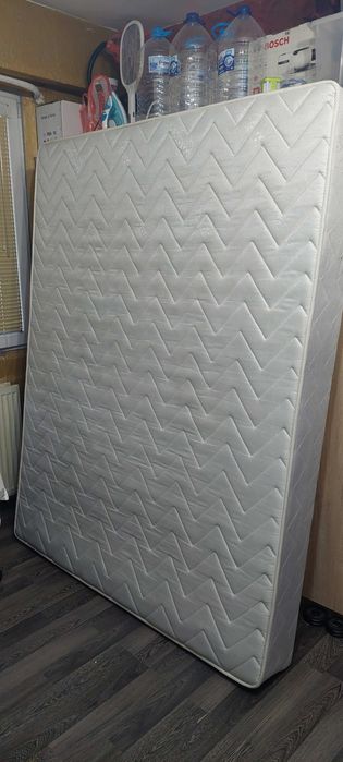 Пружинен матрак 160 на 200 на 20см.Много запазен.