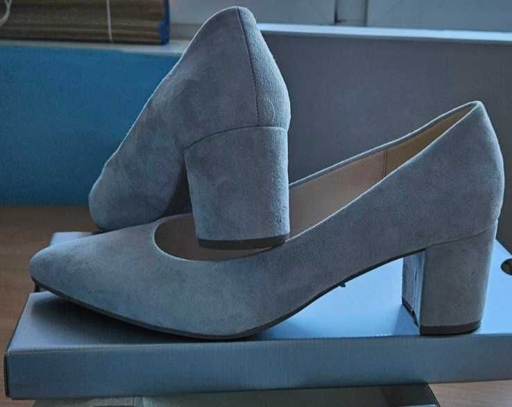 Светлосиви бални обувки на висок ток