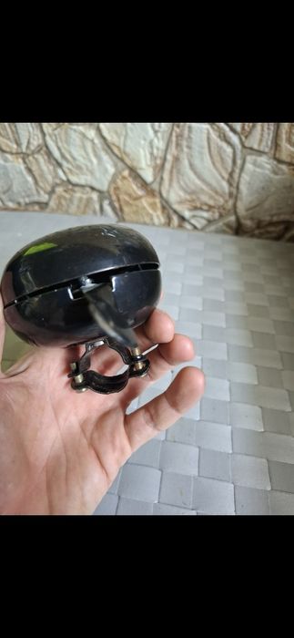 Голям стар метален звънец за колело