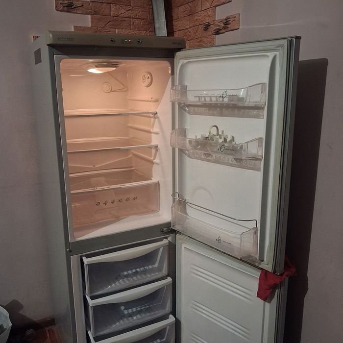 Срочно нужна продавать хороший холодильник Samsung  отличный состоянии