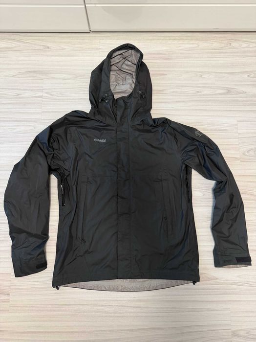 Bergans 1386 Super Lett Black''оригинално мъжко яке Л размер