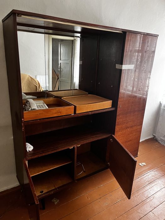 Продам шифонер советский и сервант