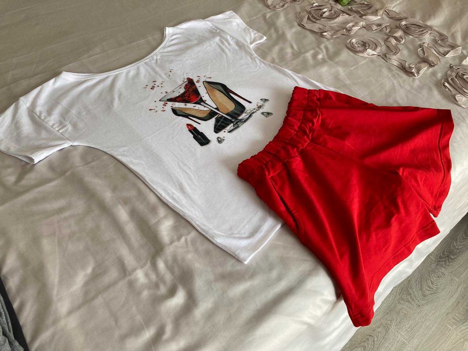 Комплект от къси панталони и тениска