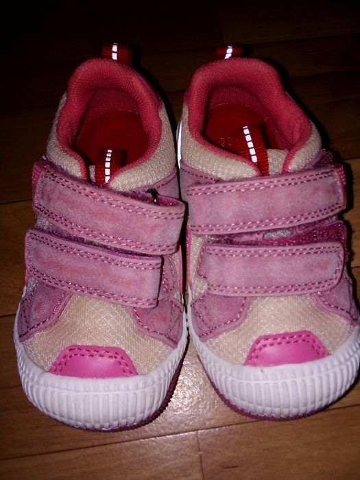 Продам! Детская обувь на девочку!