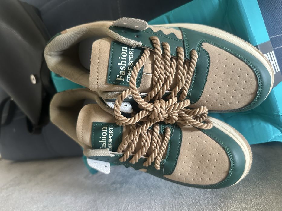 Кроссовки подойдут и девушкам и парням