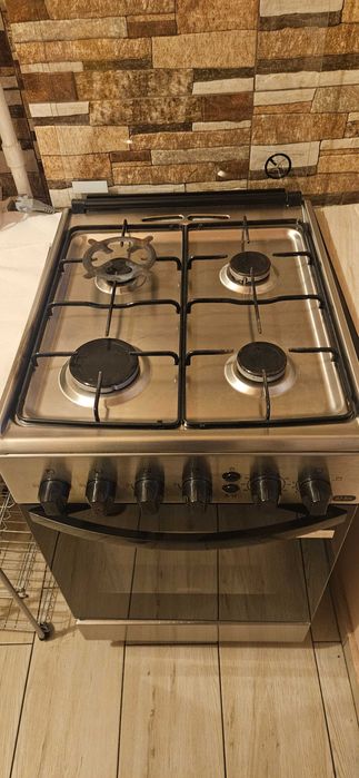 Vând aragaz inox Zanussi
