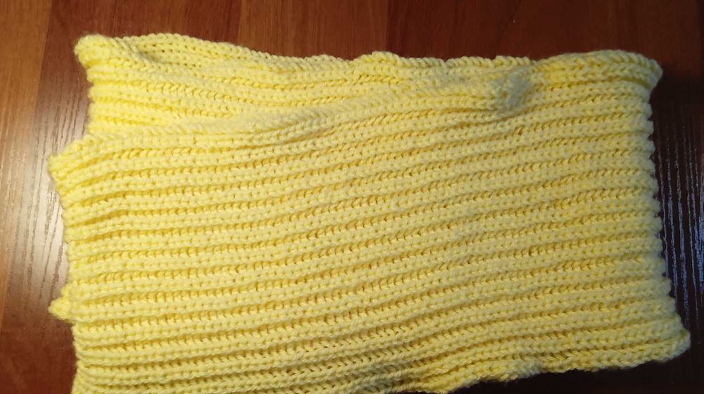 Вязанный коомплект из шапки бини и кругового шарфа ручной вязки.