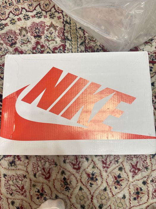 Новые кроссовки Nike Airmax Supreme