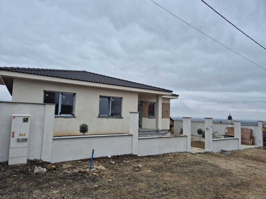 Casa moderna spatioasa cu curte, zona linistita