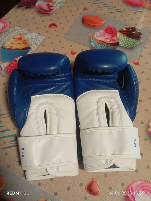 Шлем  и боксерские перчатки