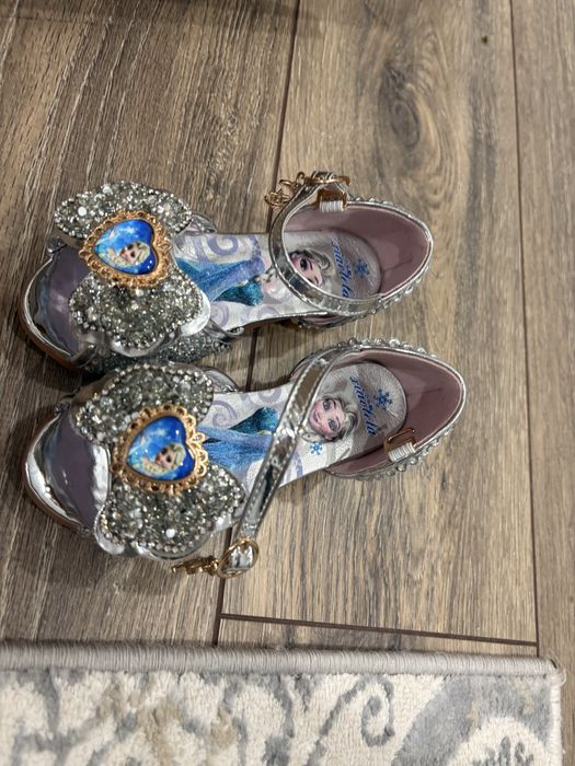 Новые туфли детские эльза