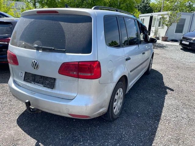 Dezmembrez Volkswagen Touran 2 an 2011 motor 1.6 tdi CAYC