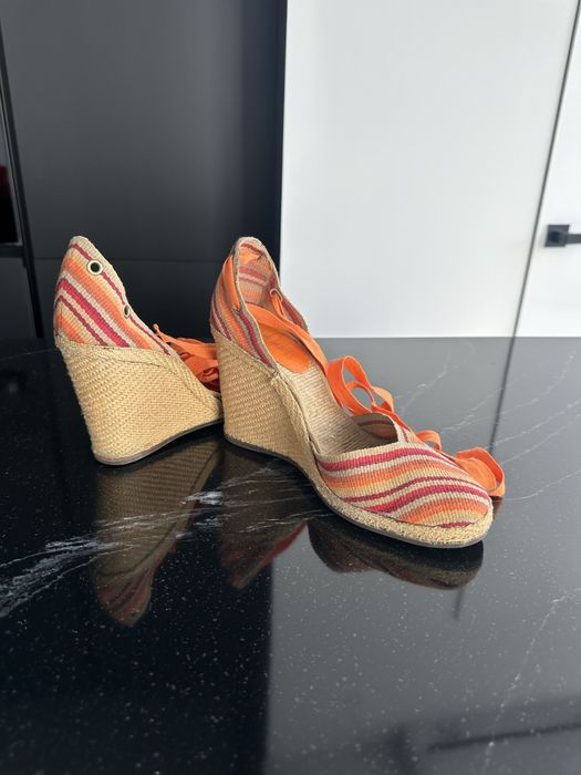 Босоножки на танкетке