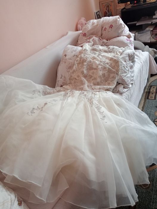 Vând genți originale piele, machiaj, creme, rochii mireasa