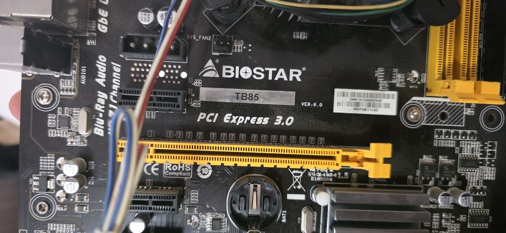 Placa de baza cu procesor