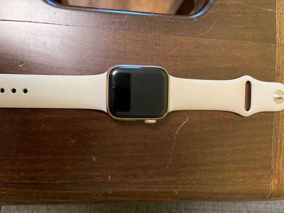Часовник iwatch se 40mm gold