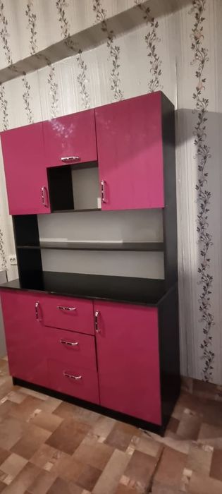 Продам шкаф красный