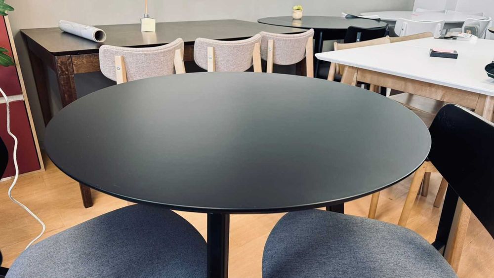 Деревянный стол с витрины