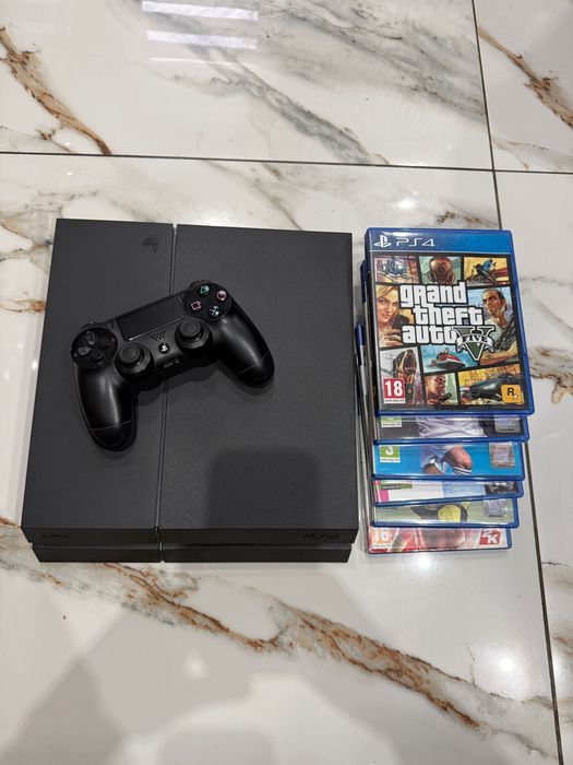 Vând PlayStation 4