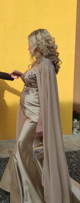 Rochie nasă cu trenă detașabilă și capă