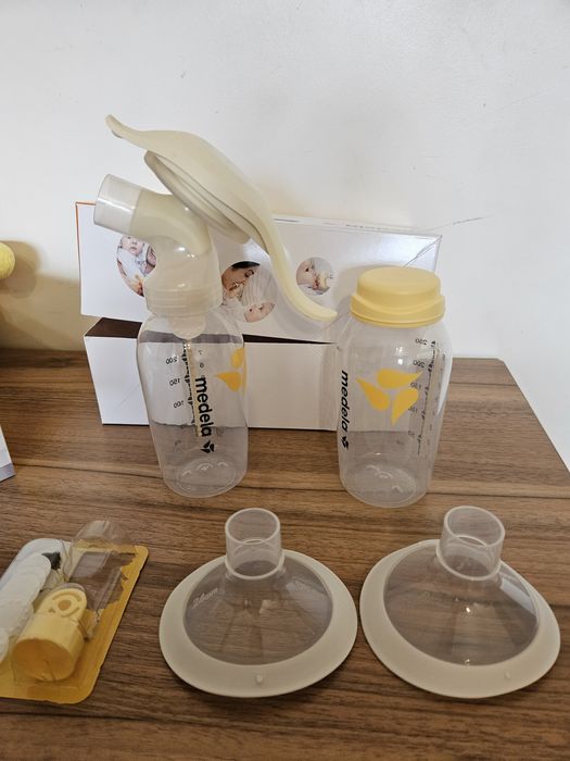 Ръчна помпа Medela Harmony + резервни части