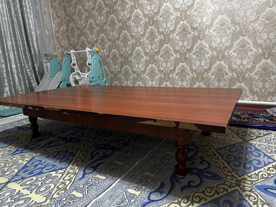 Стол сатылады.