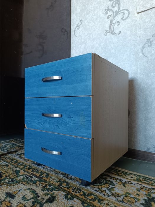 набор мебели: двухъярусная кровать, рабочий стол и тумбочка