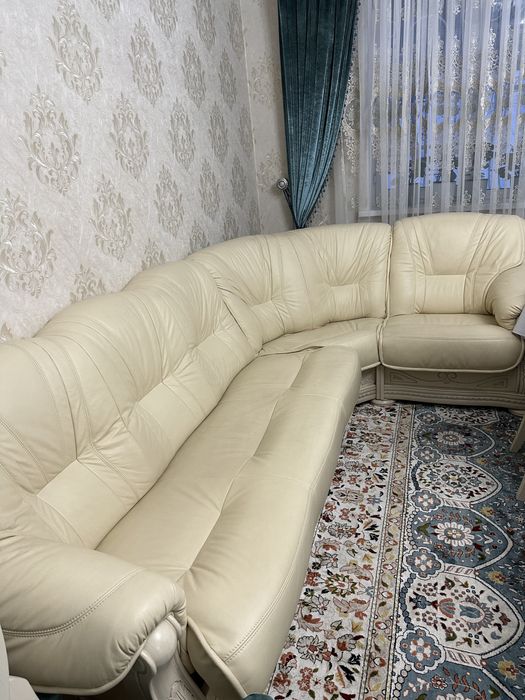 Кожаный диван