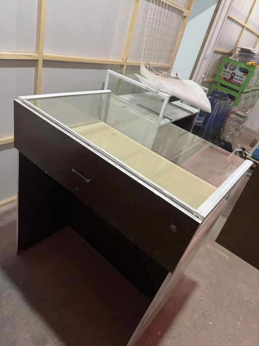 Vitrina Sotiladi srochna 4 dona bor