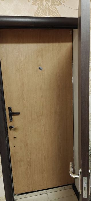 Продам  Металлическую ДВЕРЬ