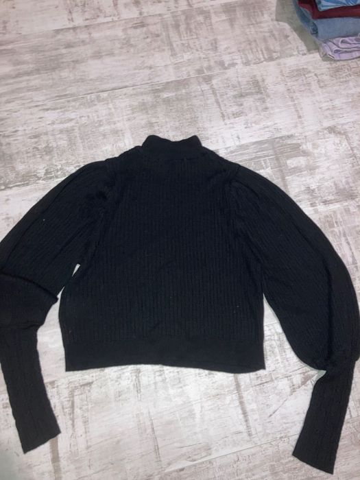 Черна памучна блуза с дълъг ръкав и леко поло