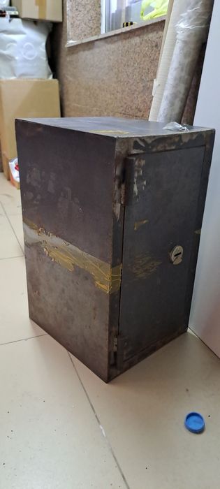 Сейф металлический