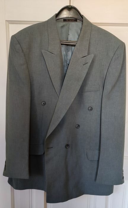 Продавам мъжки костюм, официален.