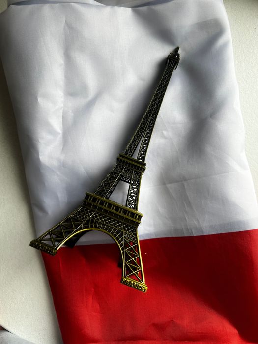 Флаг Франции и башня