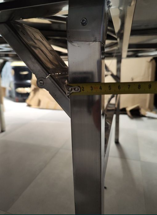 Aylanuvchi stol sotiladi