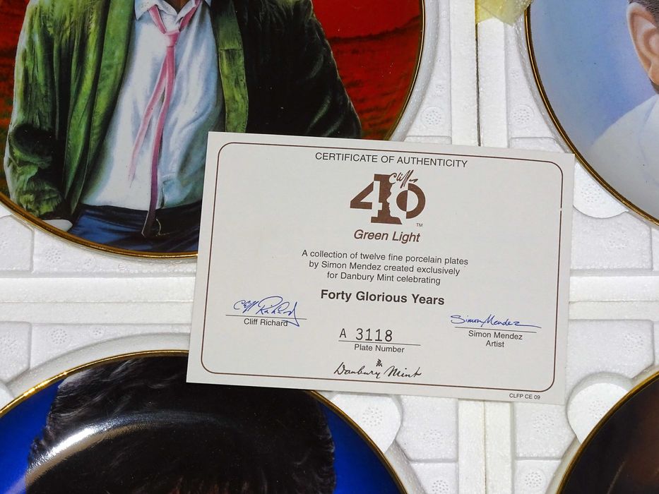 9 бр. портретни чинии на Клиф Ричард - 40 славни год. от Данбъри Минт